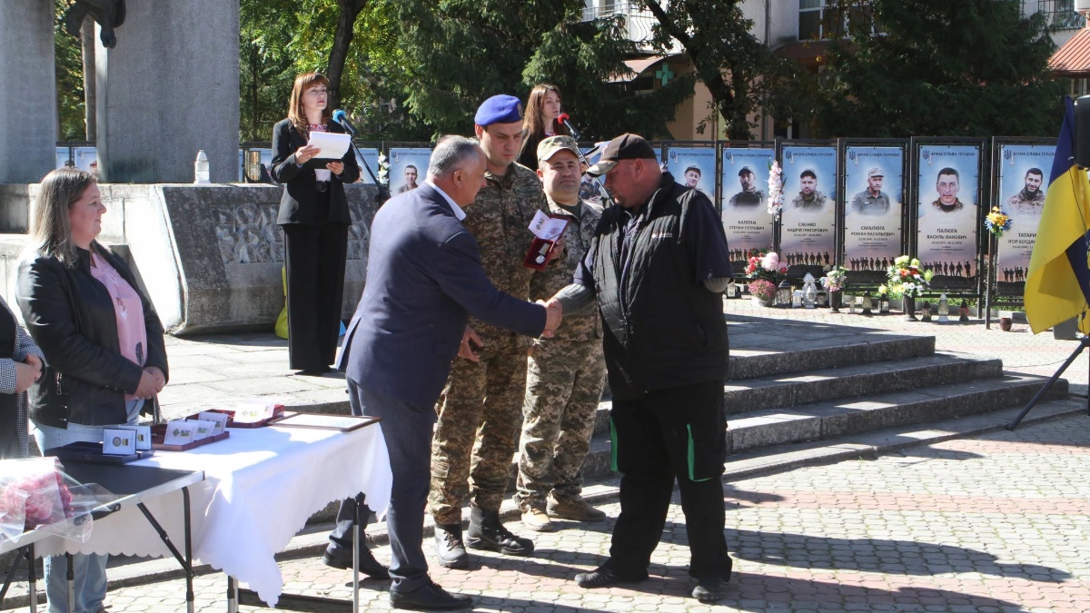 Урочисте відзначення захисників у Тлумацькій громаді 1 жовтня 2026 року. Джерело: Тлумацька міська рада