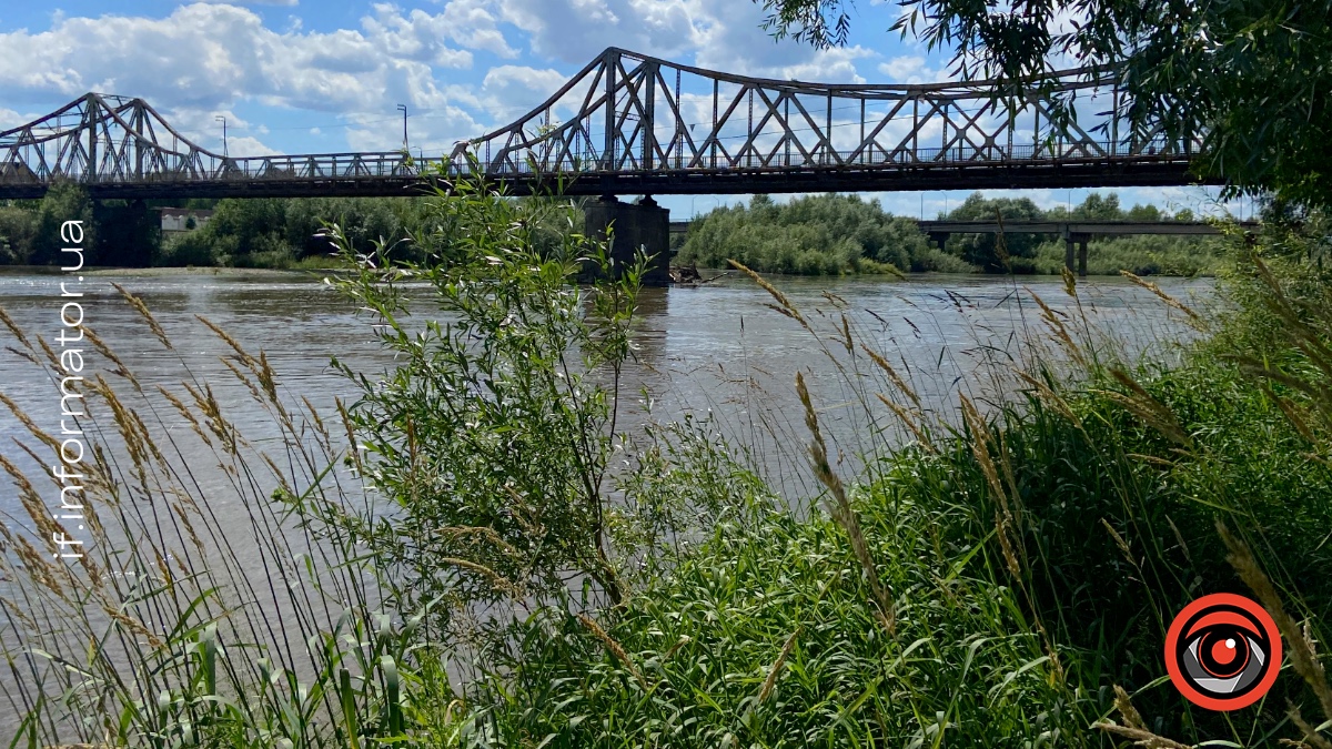 На Прикарпатті продовжує падати рівень води у річках басейну Дністра