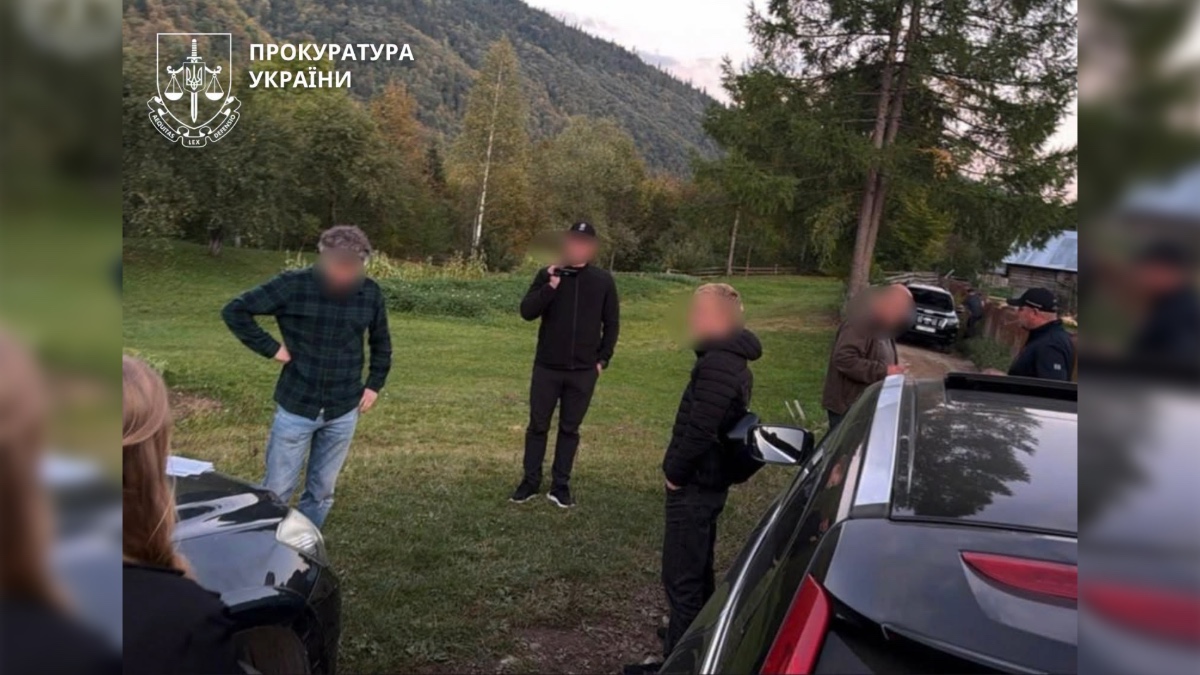 На Прикарпатті двох посадовців ДП «Ліси України» підозрюють у незаконному збуті необлікованої деревини підприємцям