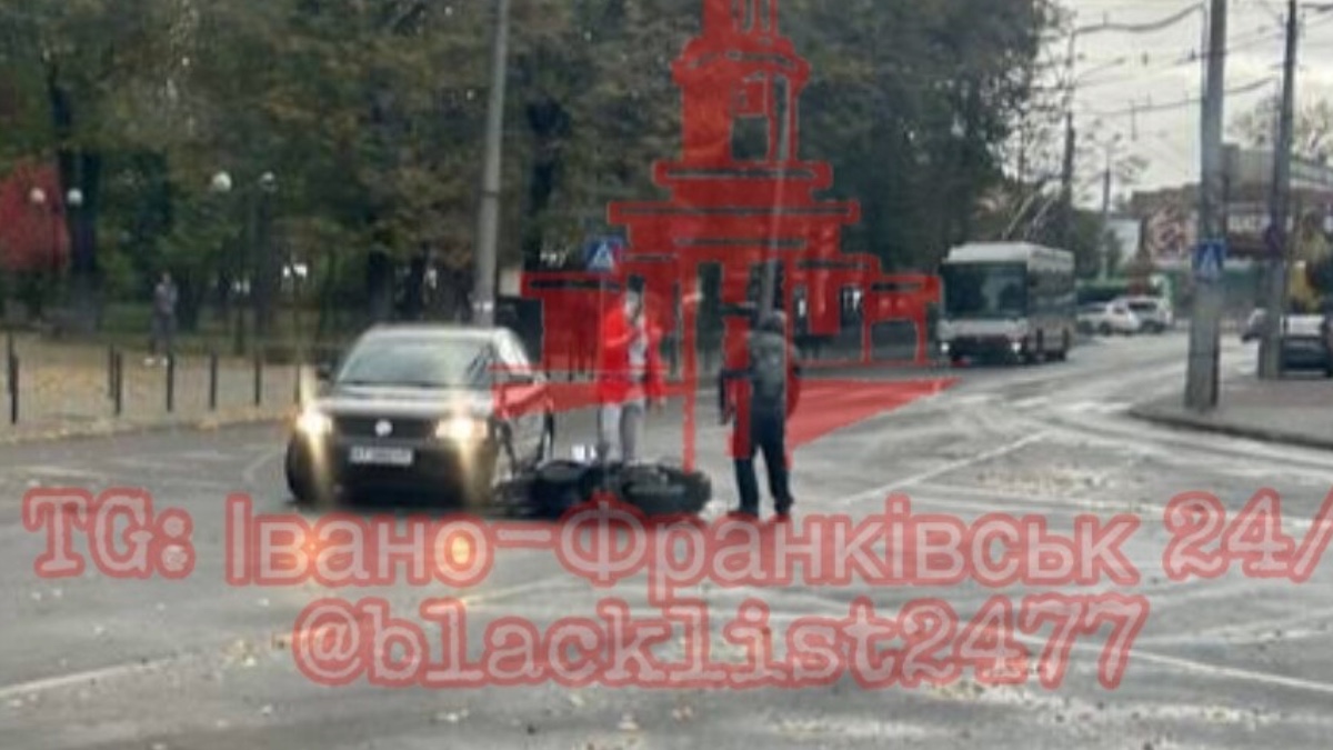 У Франківську зіштовхнулися автомобіль та мотоцикл — водія двоколісного госпіталізували