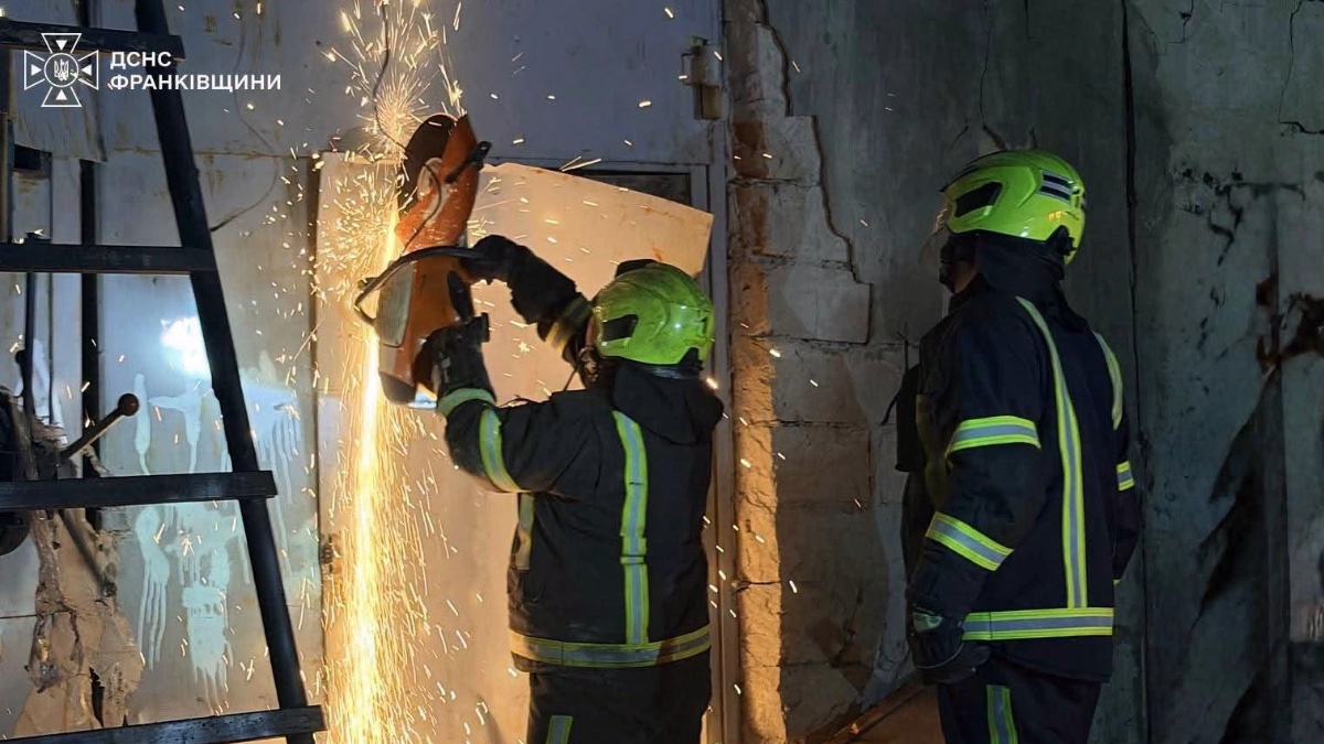 ДСНС під час ліквідації наслідків ворожого обстрілу в Івано-Франківську. Джерело: ГУ ДСНС України в Івано-Франківській області