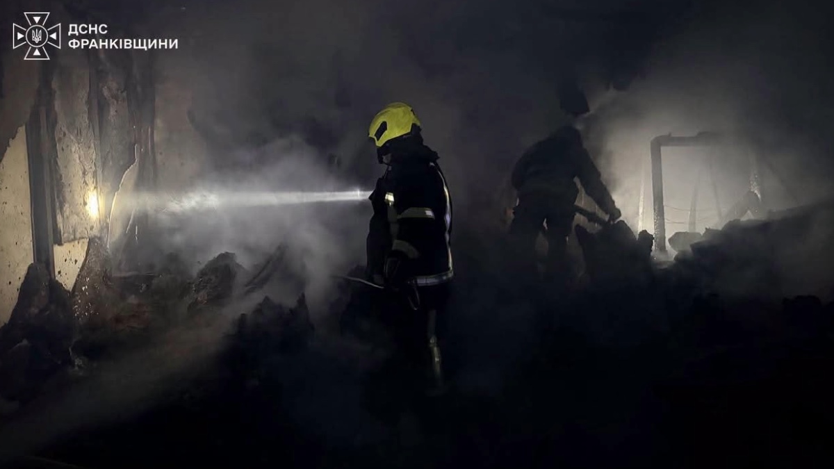 ДСНС під час ліквідації наслідків ворожого обстрілу в Івано-Франківську. Джерело: ГУ ДСНС України в Івано-Франківській області