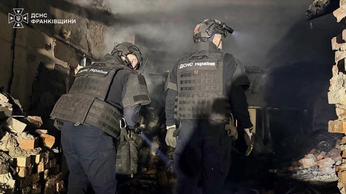 ДСНС під час ліквідації наслідків ворожого обстрілу в Івано-Франківську. Джерело: ГУ ДСНС України в Івано-Франківській області