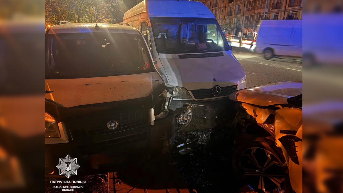 На вулиці Стуса в Івано-Франківську сталася аварія за участі чотирьох авто