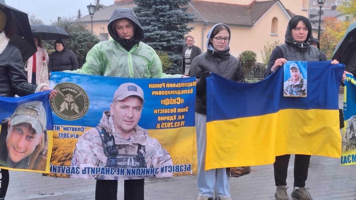 У Галичі на Івано-Франківщині родини зниклих безвісти та полонених військовослужбовців об'єдналися у мирну акцію «Повернись живим»