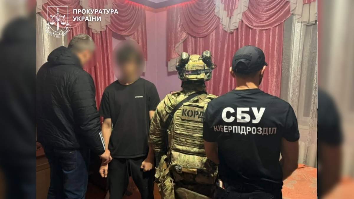Світлина у справі трьох затриманих підозрюваних кіберзлочинців. Джерело: Івано-Франківська обласна прокуратура