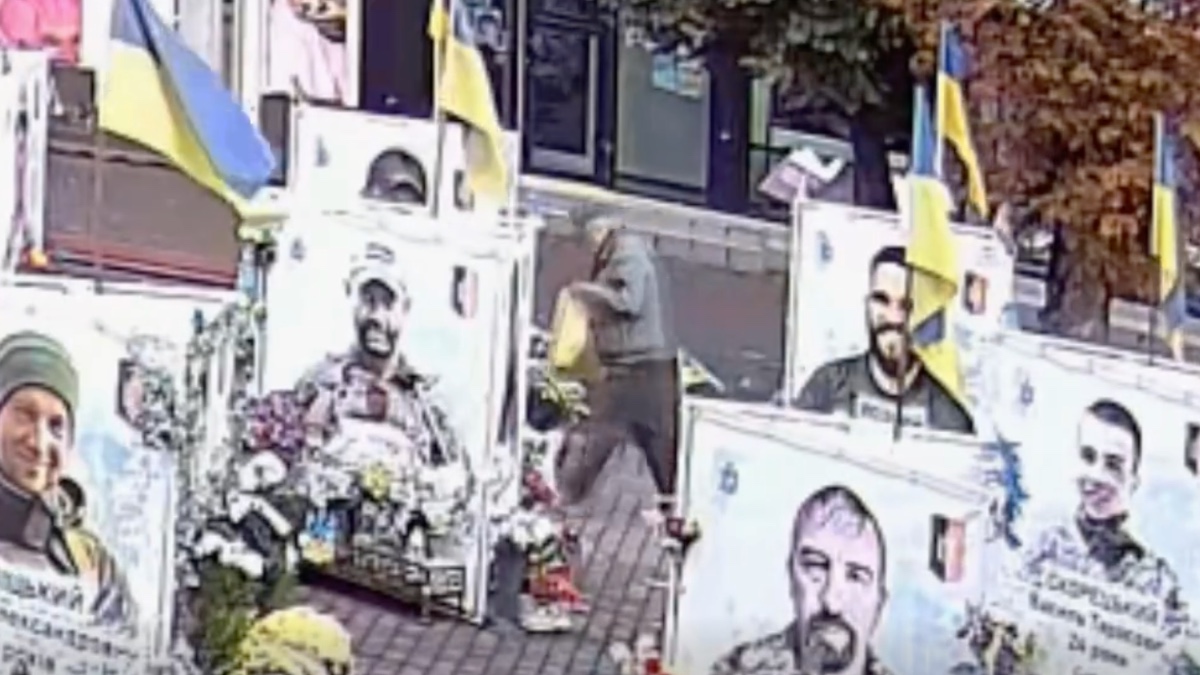 У Надвірній розшукують невідомого чоловіка, який викрав лампадки з Алеї героїв