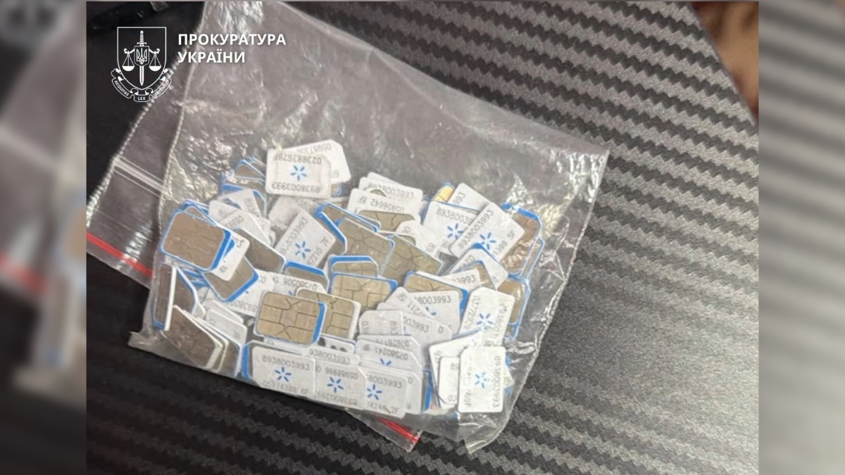 Світлини у справі трьох затриманих підозрюваних кіберзлочинців. Джерело: Івано-Франківська обласна прокуратура