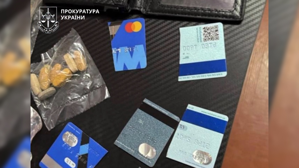 Світлина у справі трьох затриманих підозрюваних кіберзлочинців. Джерело: Івано-Франківська обласна прокуратура