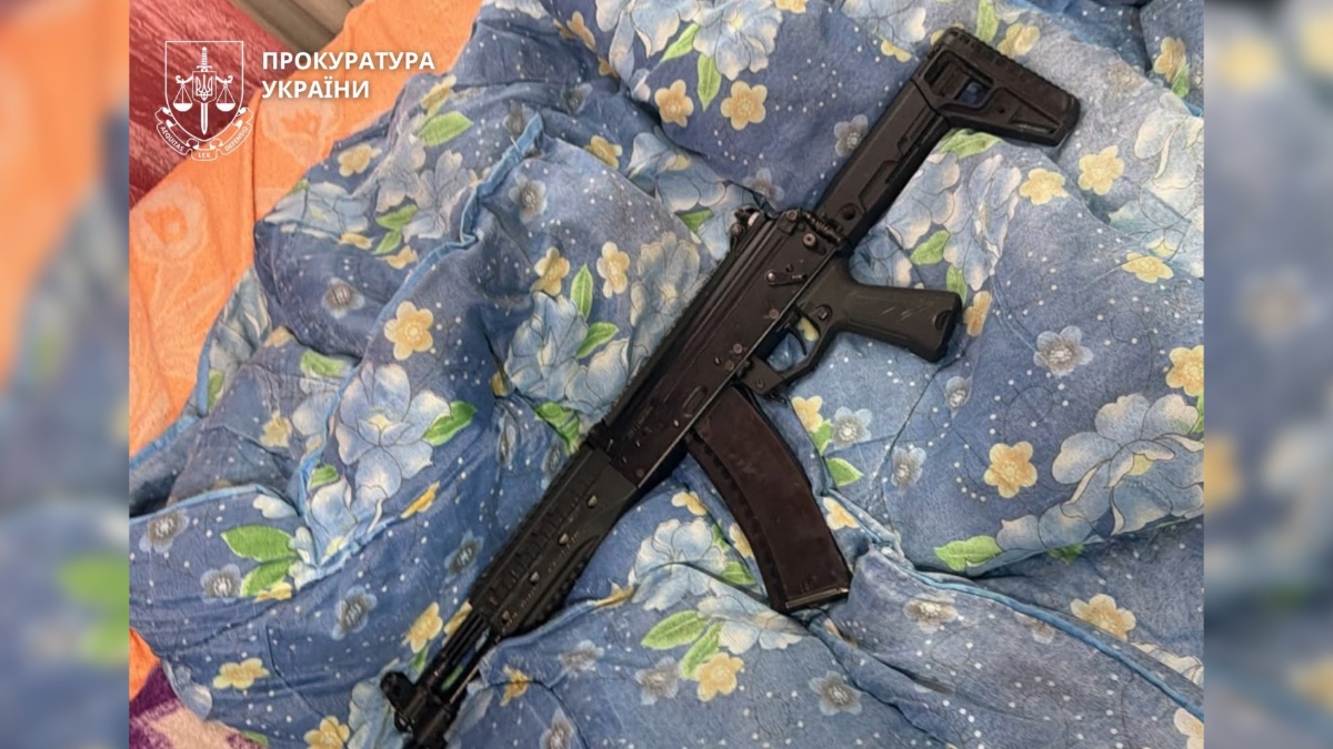 Світлина у справі трьох затриманих підозрюваних кіберзлочинців. Джерело: Івано-Франківська обласна прокуратура