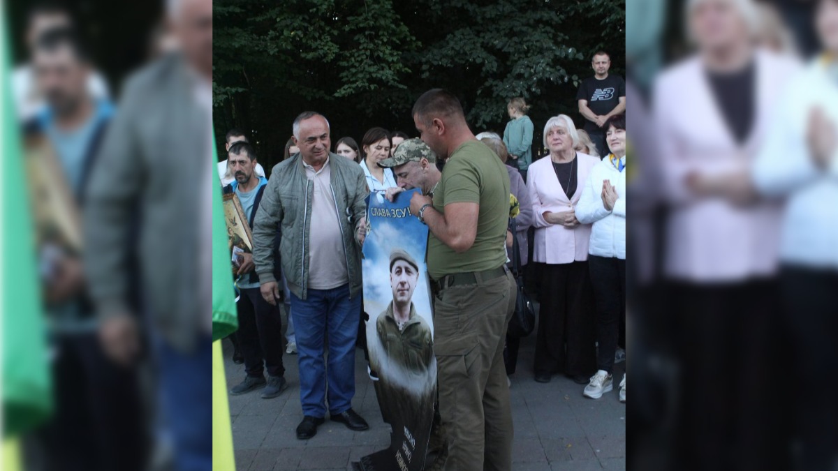 У Тлумачі захисник Ігор Стельмащук зняв свою світлину з Алеї Віри та Надії після повернення з полону