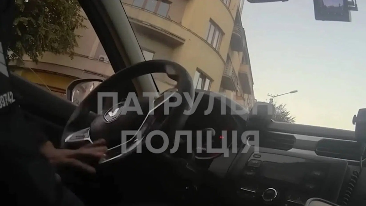 У Франківську патрульні супроводили автомобіль із породіллею до лікарні (ВІДЕО)