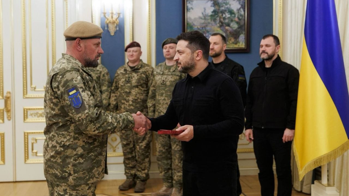 Президент вручив орден «За мужність» ІІ ступеня бійцю прикарпатської 102-ї бригади на псевдо «Батя»