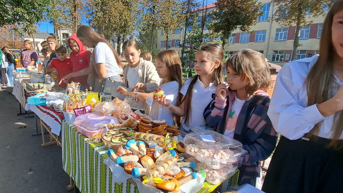 У Тлумацькому ліцеї № 1 відбувся другий етап благодійного ярмарку, який організували учні 5–11 класів